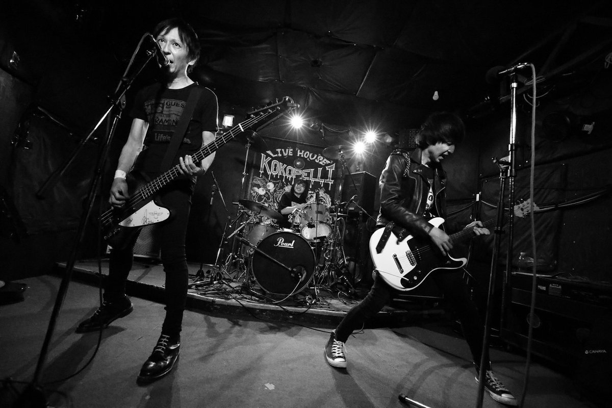 micky_re's tweet photo. 先日のライブ写真を頂きました。
ありがとうございます！
メンバー皆3割増しでカッコよく見えますね！ロックンロールマジック！！
#リモーンズ https://t.co/AoSRsHJuNc