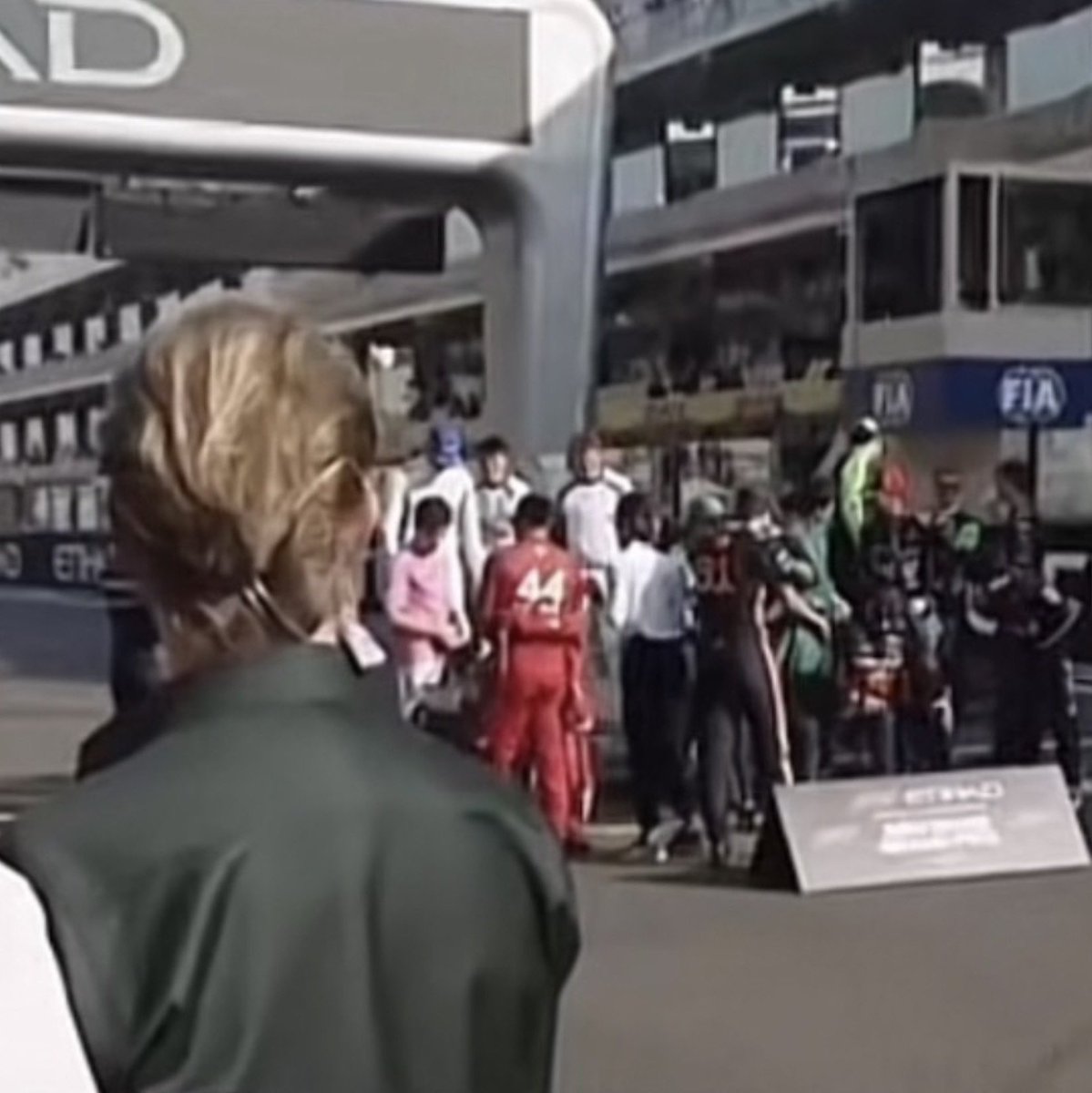 misse10101010's tweet image. Entre los dos lo ojearon a Lewis pobrecito