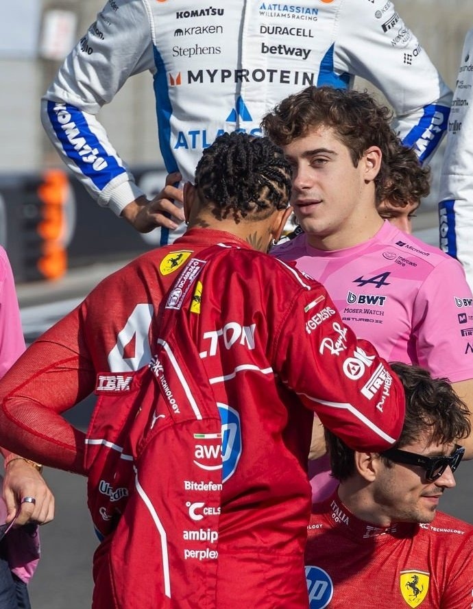 misse10101010's tweet image. Entre los dos lo ojearon a Lewis pobrecito