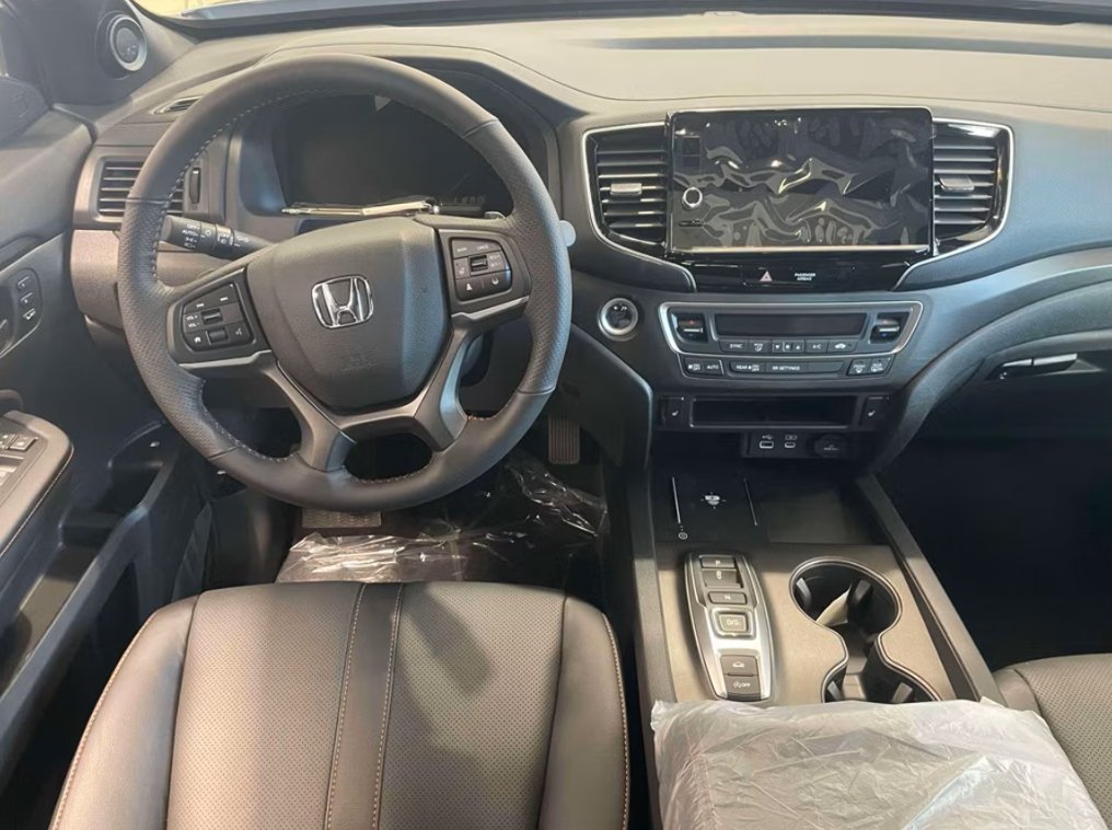 Showroom floor special! Check out this premium 2025 Honda #Ridgeline TrailSport at Honda of Westport! This well-optioned Ridgeline features heated memory seats, a power sunroof, lane departure assist, and trailer tow package🛻🎁 bit.ly/4oRIb4x