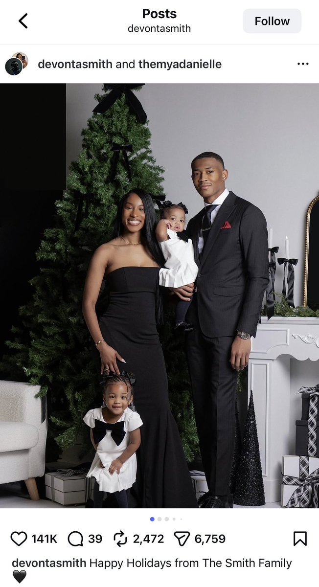 WHOLESOME: Philadelphia #Eagles star wide receiver DeVonta Smith and his family wish everyone a Happy Holiday.

“Happy Holidays from The Smith Family”

👏❤️