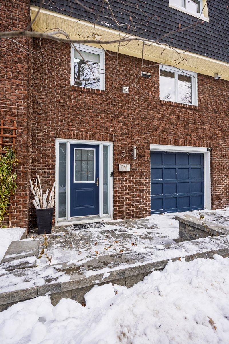 New Listing in Old Ottawa South. 4 bed, 3 bath townhome at 3 Pentry:

ottawaurbanrealty.com/portfolio/3-pe…