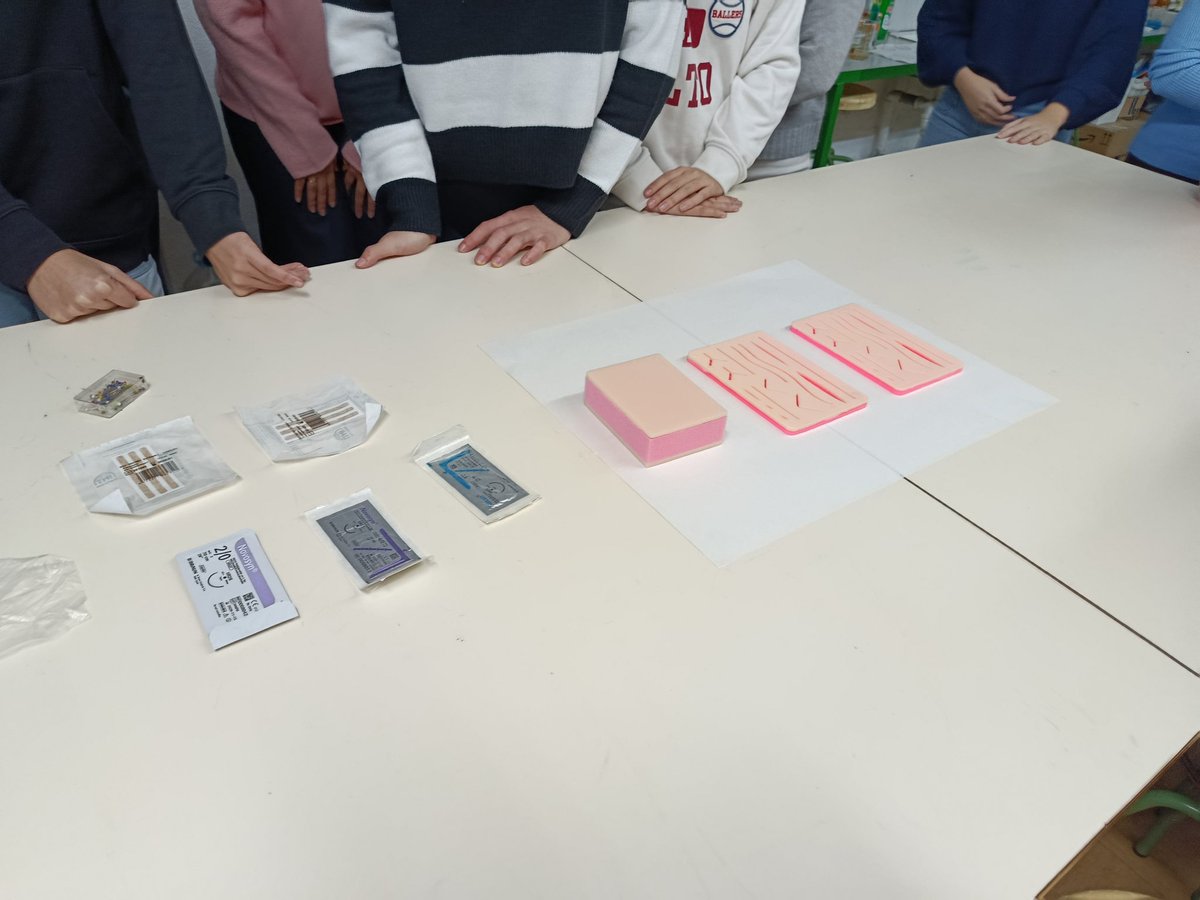 Los alumnos y alumnas de Anatomía de 1 de bachillerato disfrutaron del privilegio de realizar un interesante taller de sutura impartido por la Dra. Doña Luz Zelaya, cirujana pediátrica del Hospital Reina Sofía. Muchas gracias!!!