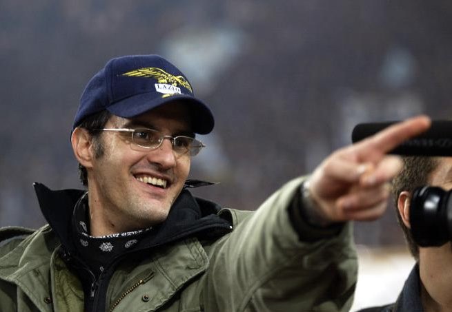 Chacun a sa propre définition des ultras (...) Préparer une chorégraphie, faire des sacrifices financiers pour suivre son équipe, se déplacer avec des amis, se bagarrer parfois : tout ça pour son équipe, c'est ça, être #ultras Fabrizio Piscitelli "Diabolik" #Irriducibili #Lazio