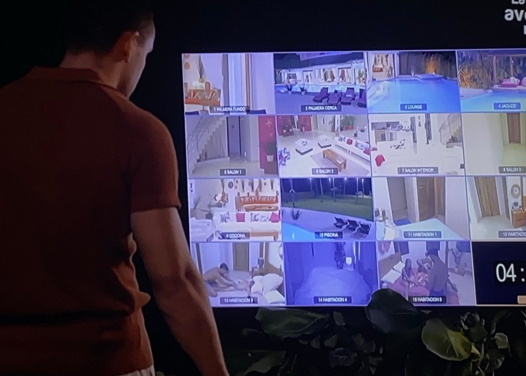 #LaIslaDeLasTentaciones20

El Chino de mi barrio controlando las cámaras: