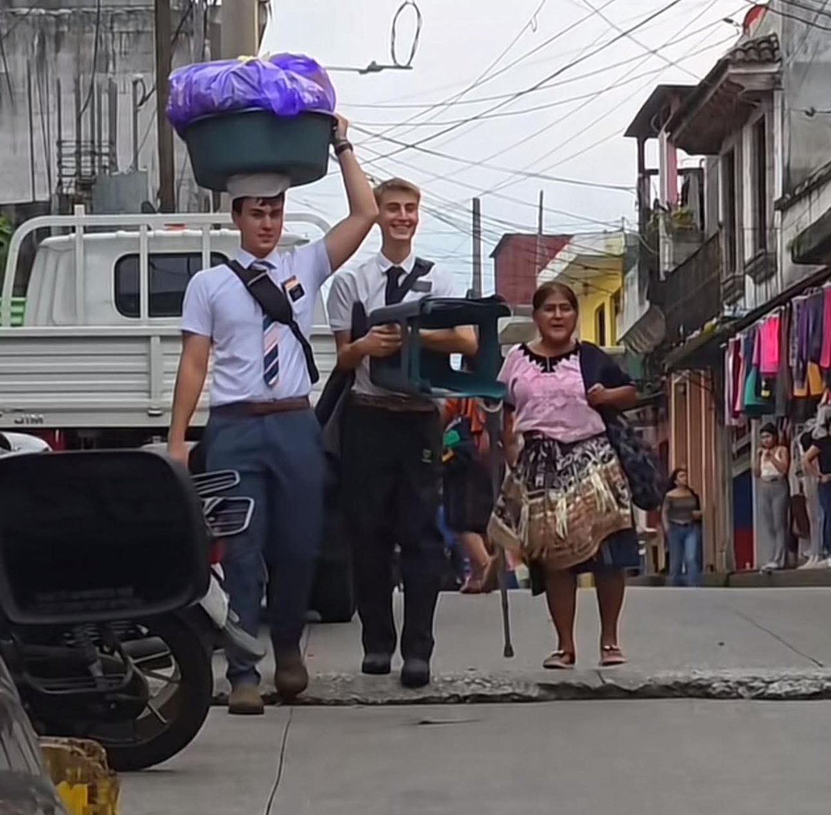 Esos élderes, andan más acomedidos que político en campaña, 🤭😆🤣