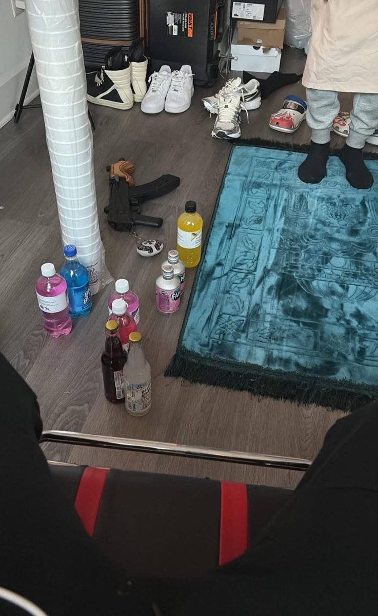 KameronBennett's tweet image. But let you offer them a bacon cheeseburger…