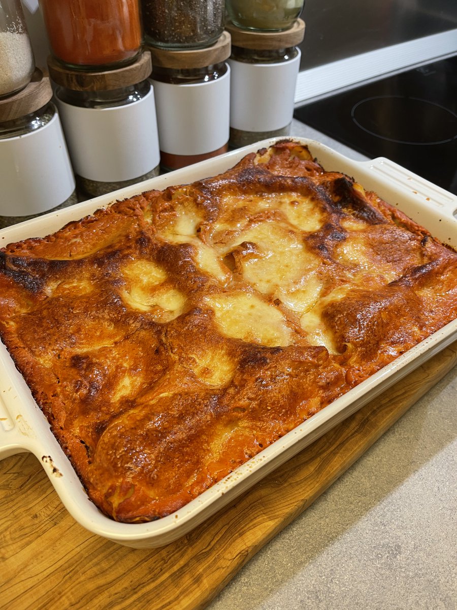 Fresh from the oven and still bubbling 🤍
A slow-baked Mediterranean classic — layers of rich tomato sauce, tender vegetables, and golden melted cheese, finished just the way home cooking should be.
👉 almashealthycooking.com/freemealplan

#AlmasHealthyCooking #MediterraneanCooking #SlowFood