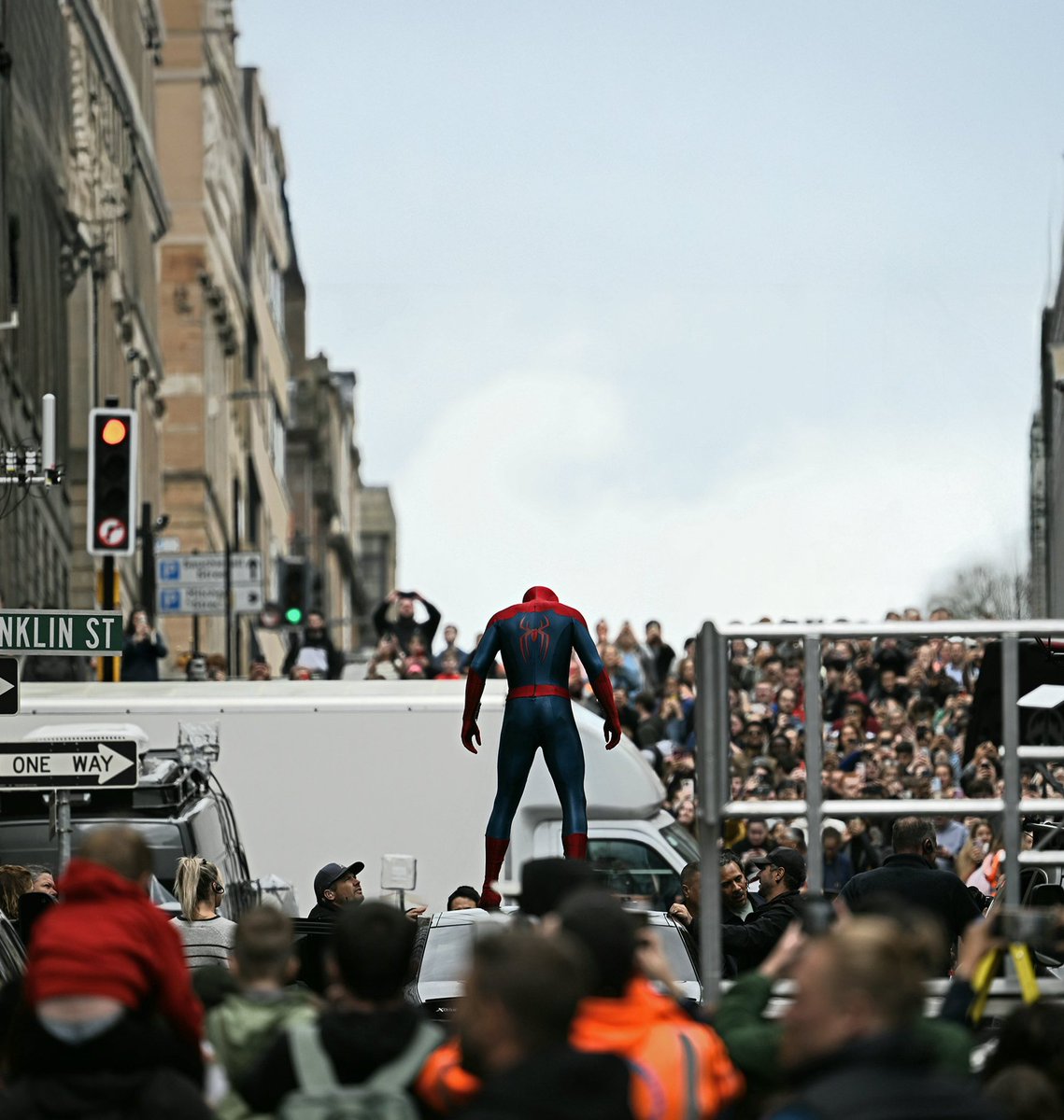 A música que toca no trailer de HOMEM ARANHA UM NOVO DIA:

new york i love you but you're bringing me down