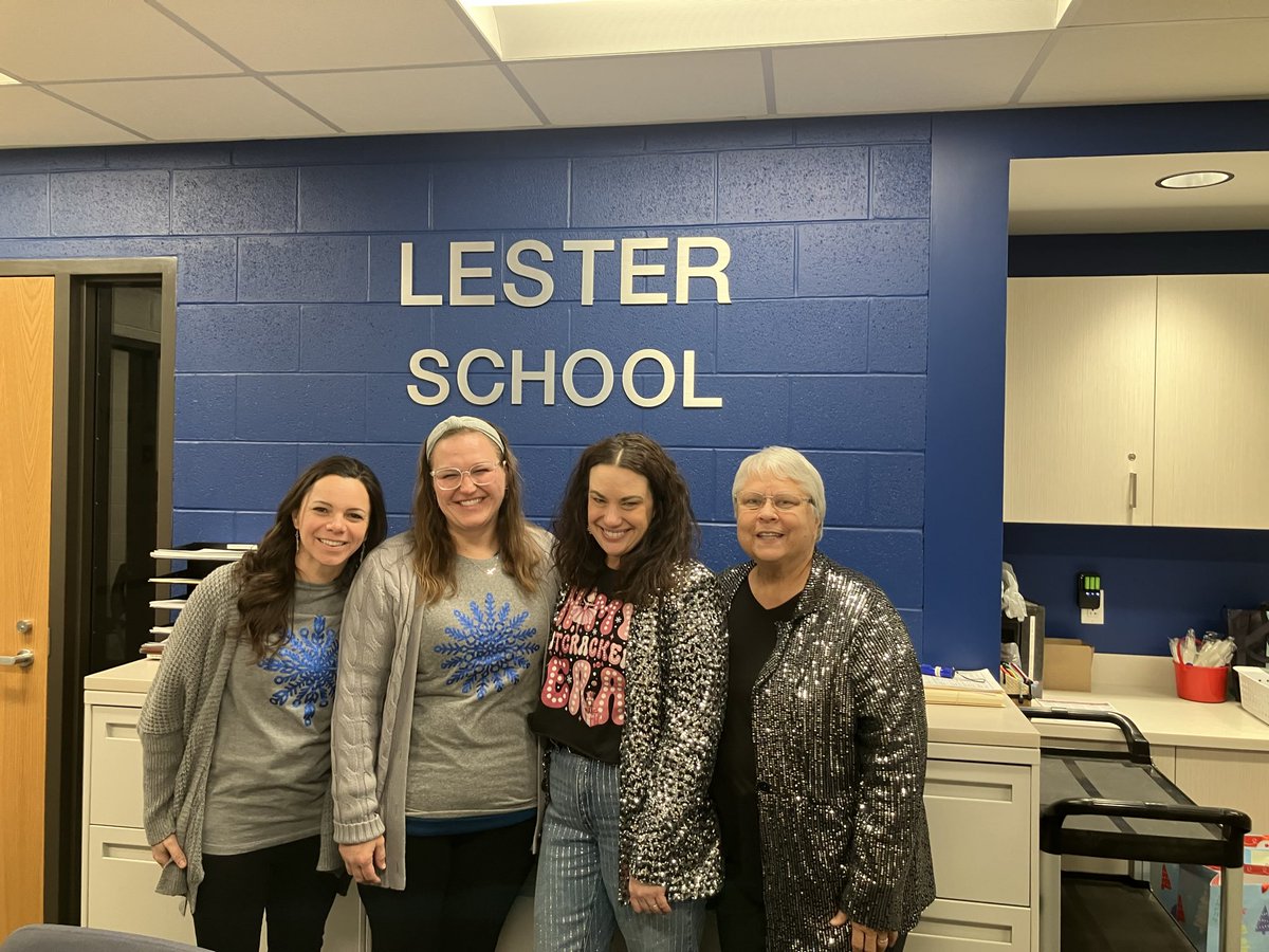 KatieNovosel's tweet photo. 💙✨🪩Dream team #dg58pride #LEchoosesHAPPY https://t.co/SJ8aUYc1n6
