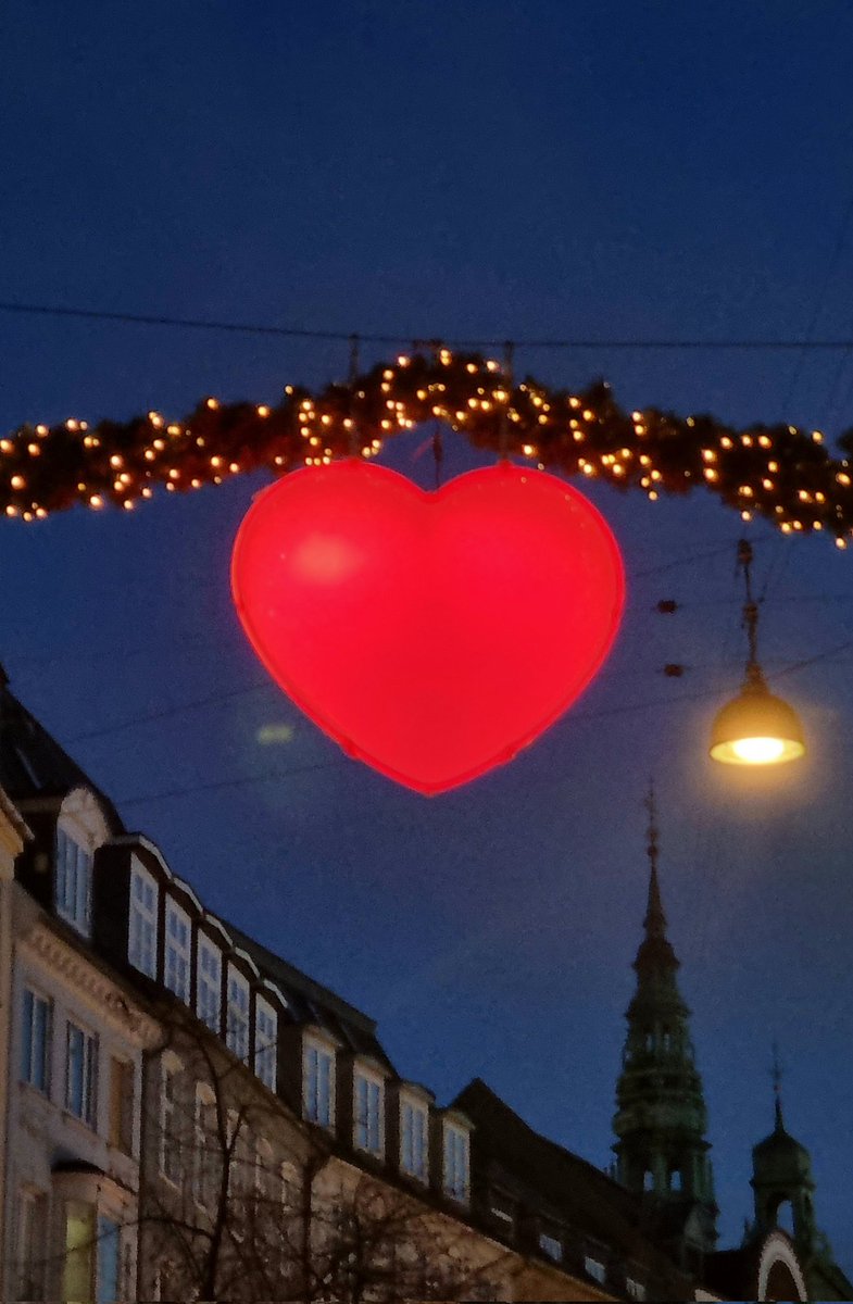 EMariaarloe's tweet photo. Christmas lights in Copenhagen https://t.co/4emog6Dg4n