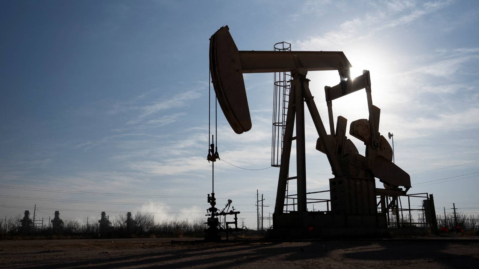 تراجعت أسعار النفط اليوم نتيجة مخاوف السوق من فائض المعروض، إلى جانب النمو الضعيف في الطلب. انخفض سعر خام برنت خلال الجلسة إلى ما دون 60 دولارا للبرميل لأول مرة منذ مايو. تراجع سعر خام غرب تكساس الوسيط إلى أقل من 55 دولارا للبرميل لأول مرة منذ فبراير 2021 