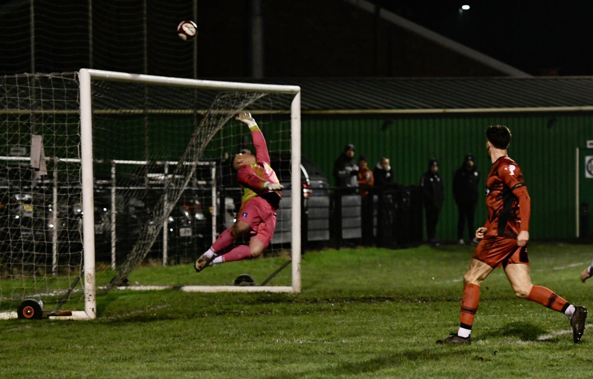 StanSnaps's tweet image. A couple of on the whistles from tonight’s @Heatonstan draw with @DunstonUTSFC.