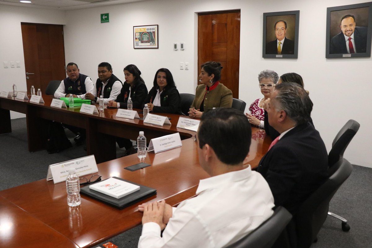 El DG del #IMPI, <a href="/SNietoCastillo/">Santiago Nieto</a>, se reunió con <a href="/GlezNapoleon/">Napoleón González Pérez</a>, titular de <a href="/AgriculturaHgo/">Agricultura Hidalgo</a>, investigadores y representantes de la <a href="/UTTT_MX/">UTTT</a>, quienes le hicieron entrega del estudio técnico para la solicitud de la #IG del Chile Rayado de La Misión, Hidalgo. #HerenciaYOrigen