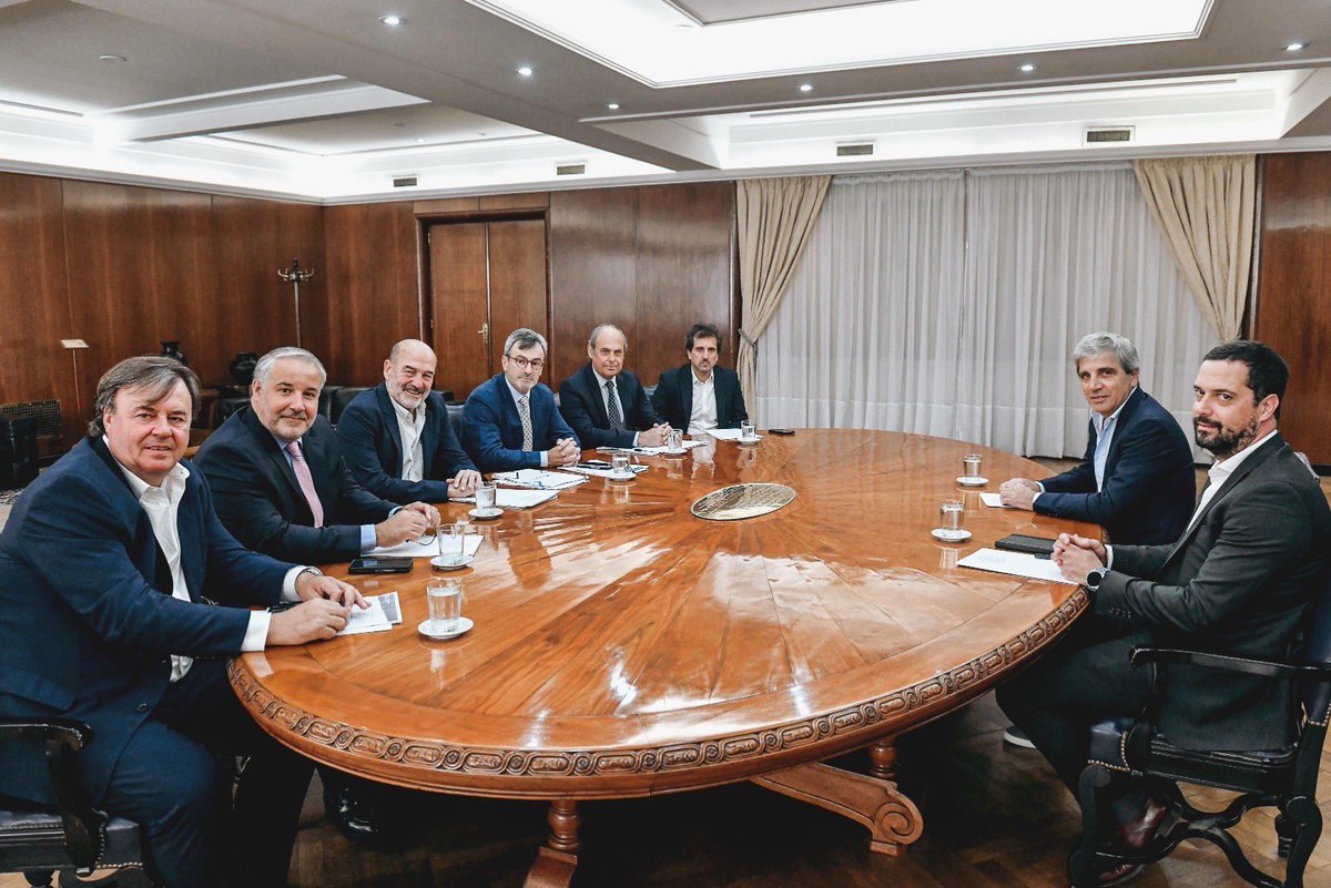 <a href="/MRappallini/">Martín Rappallini</a> se reunió hoy con el ministro de Economía, <a href="/LuisCaputoAR/">totocaputo</a>, y el secretario de Comercio, Pablo Lavigne junto a miembros del Comité Ejecutivo de la UIA, para analizar el contexto económico industrial y conversar sobre posibles medidas, estructurales y de corto plazo.