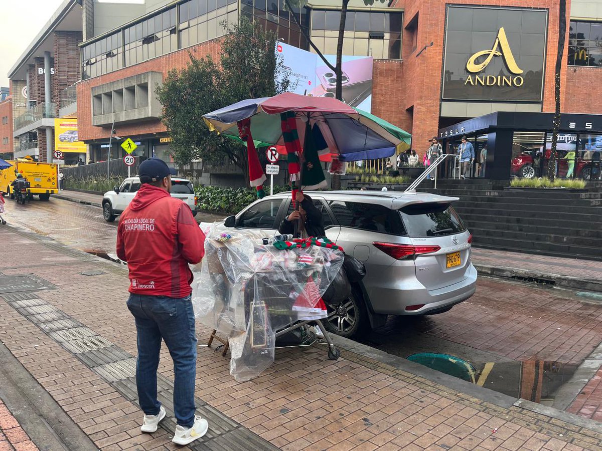 CCalderonRA's tweet image. Gracias a nuestra gestión, de la mano con @AlcaldChapinero estamos recuperando el espacio público en la esquina de Zara, en el Centro Andino.

Un paso más para poner orden en la ciudad y recuperar los andenes.

¡Seguimos trabajando por Bogotá!