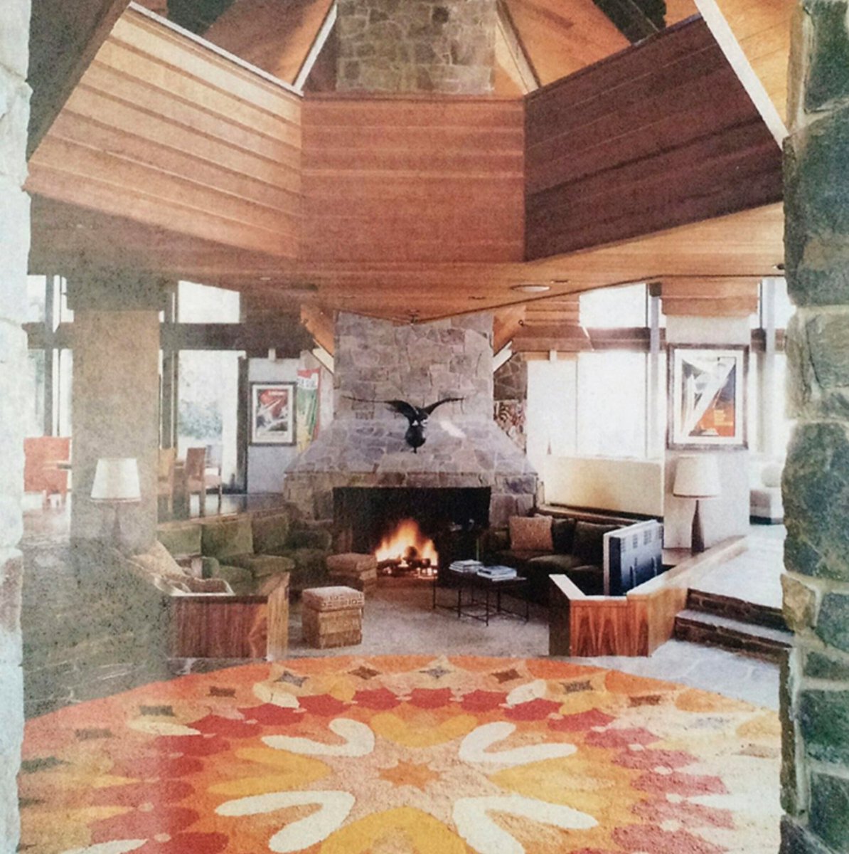 I dig the room, but the round Cynthia Sargent carpet is just incredible. Couldn't find a better pict