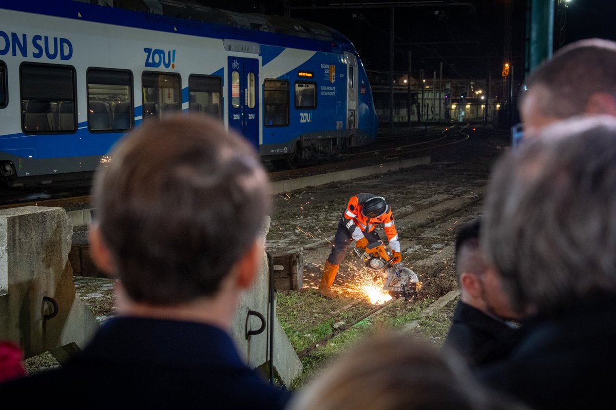 EmmanuelMacron's tweet image. Le chantier de modernisation de la gare Saint-Charles est lancé.

Objectif : 10 millions de voyageurs en plus d'ici 2035 en accueillant plus de trains et en renforçant les liaisons au métro, à la gare routière et au futur tramway.

C'est Marseille en grand.
Promesse tenue.