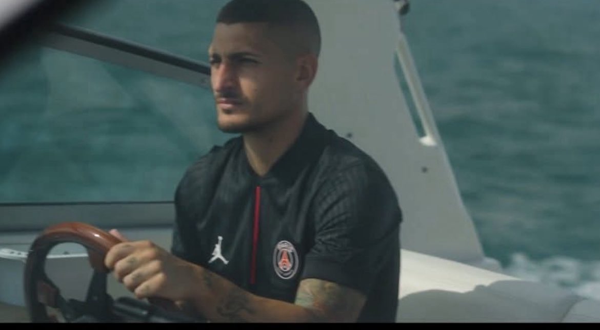 Bruulaaxx's tweet photo. Qui d'autre que Marco Verratti sérieux, les gars posez vous 2 minutes et imaginez ce milieu : Verratti-Vitinha-Neves https://t.co/706uIp993T