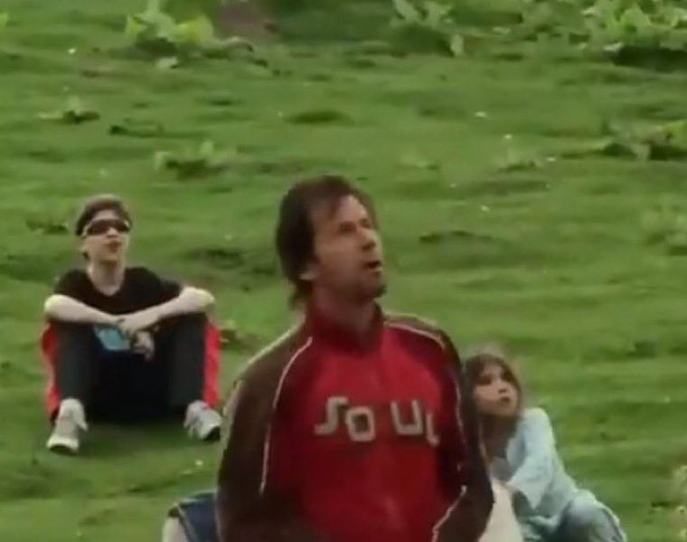 iihtishamm's tweet image. Like father, like son.
@Kasim_Khan_1999 wearing the same shirt his father, Imran Khan, once wore during a family trip to northern Pakistan, now seen in a Sky News interview. Kasim &amp;amp; Suleman demanded their father’s release and spoke about the harsh conditions he is facing in jail.