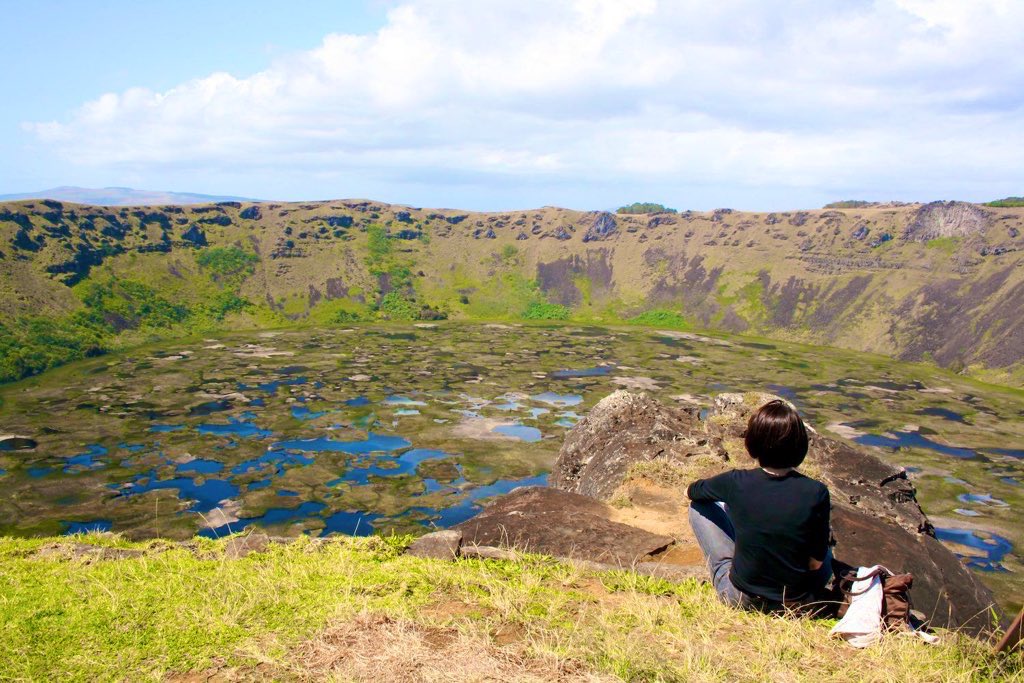 Sentarme al borde del cráter del volcán Rano Kau, contemplar sin prisa la laguna cubierta por juncos de totota, sentir que estoy en Rapa Nui, en el Pacífico Sur, a miles de kilómetros de otras tierras habitadas… <a href="/BirratourEsp/">Birratour</a> <a href="/lonelyplanet_es/">Lonely Planet España</a> #HeymondoBirratour
