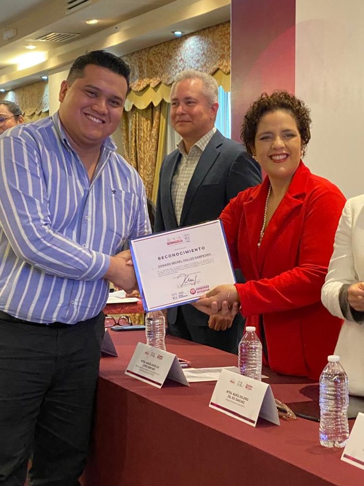 Hoy celebramos a nuestros compañeros Nora Rita Robles Durán y Edward Michel Valles Sampedro, quienes recibieron el “Reconocimiento a Personas Servidoras Públicas Íntegras 2025”.
Su comportamiento y desempeño laboral son un ejemplo que nos inspira a todos.
¡Muchas felicidades!