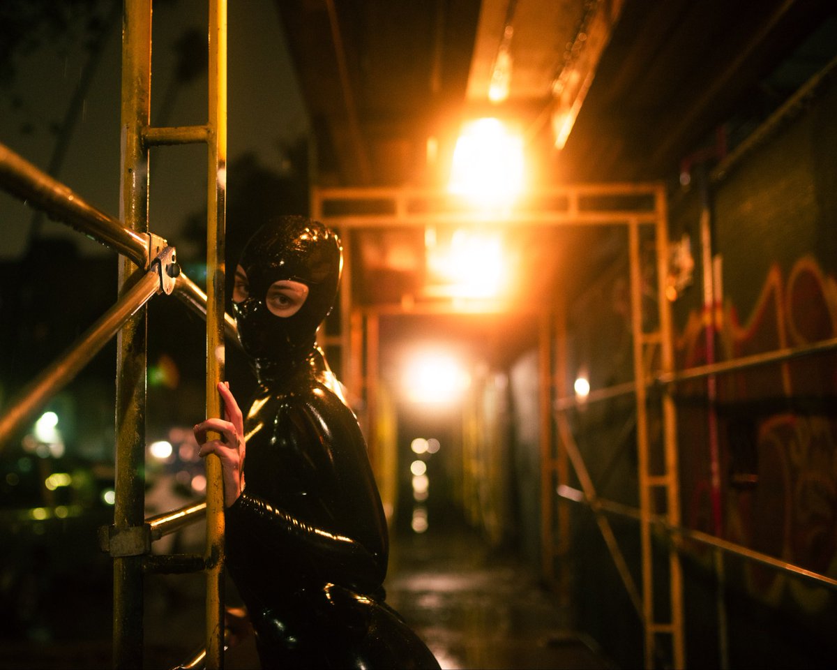 faeriere's tweet photo. Late night walks in the rain
with 📸: @knotsnacks 
Something feels a little Gotham about this haha https://t.co/IO0bzgmrHY