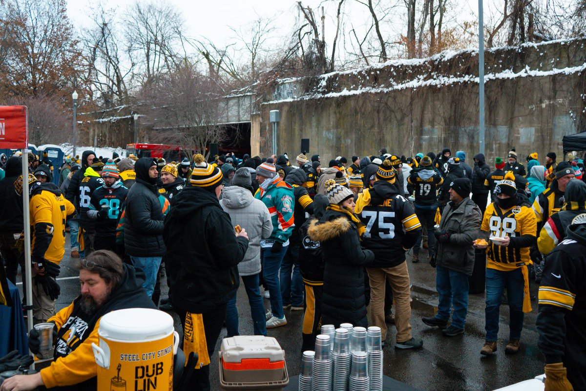 TerribleTailgat's tweet photo. It was cold but yinz still showed up for an amazing Terrible Tailgate! https://t.co/yOqGPj4n12