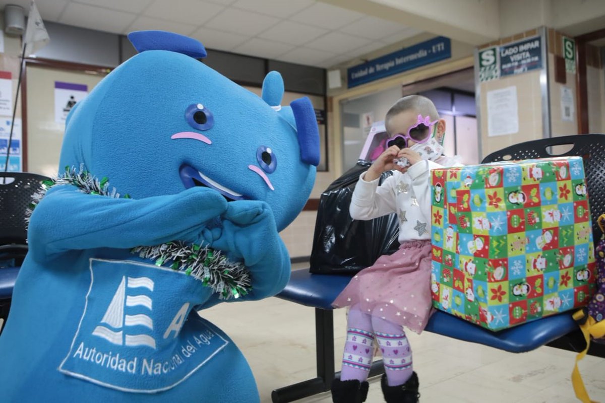 ANAPeru's tweet photo. ¡Aguita está en todas partes y esta Navidad fue para llevar alegría a los niños del #INEN! 🎅🏼
💙 La familia de la #ANA, acompañados de su máxima autoridad, donó regalos a los pequeños pacientes de la unidad de trasplantes del Instituto Nacional de Enfermedades Neoplásicas. https://t.co/q7IABFGDwN