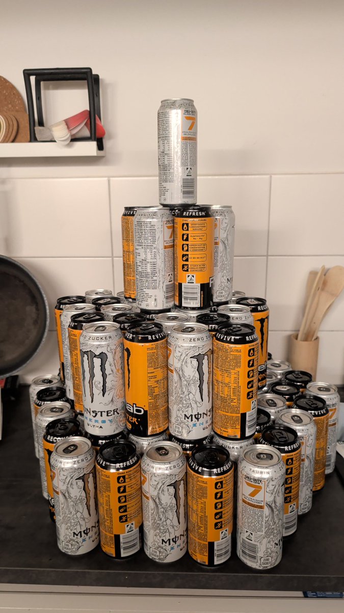 Liebes <a href="/MonsterEnergyDE/">Monster Energy DE</a> Team, mir fehlen für meine Adventspyramide leider ein paar Dosen- könnt ihr aushelfen?
Sonst muss ich bei den Kollegen von <a href="/EinSpandau/">Eintracht Spandau</a> und <a href="/edeka_gmbh/">Edeka</a> wegen Ner Ladung Booster Energy nachfragen.