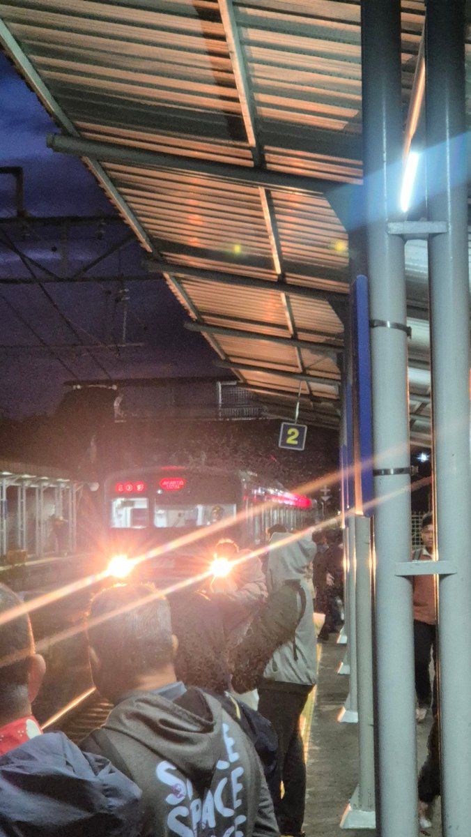AliffioRNF's tweet photo. @CommuterLine Udah numpuks https://t.co/s1N8HhYNYb