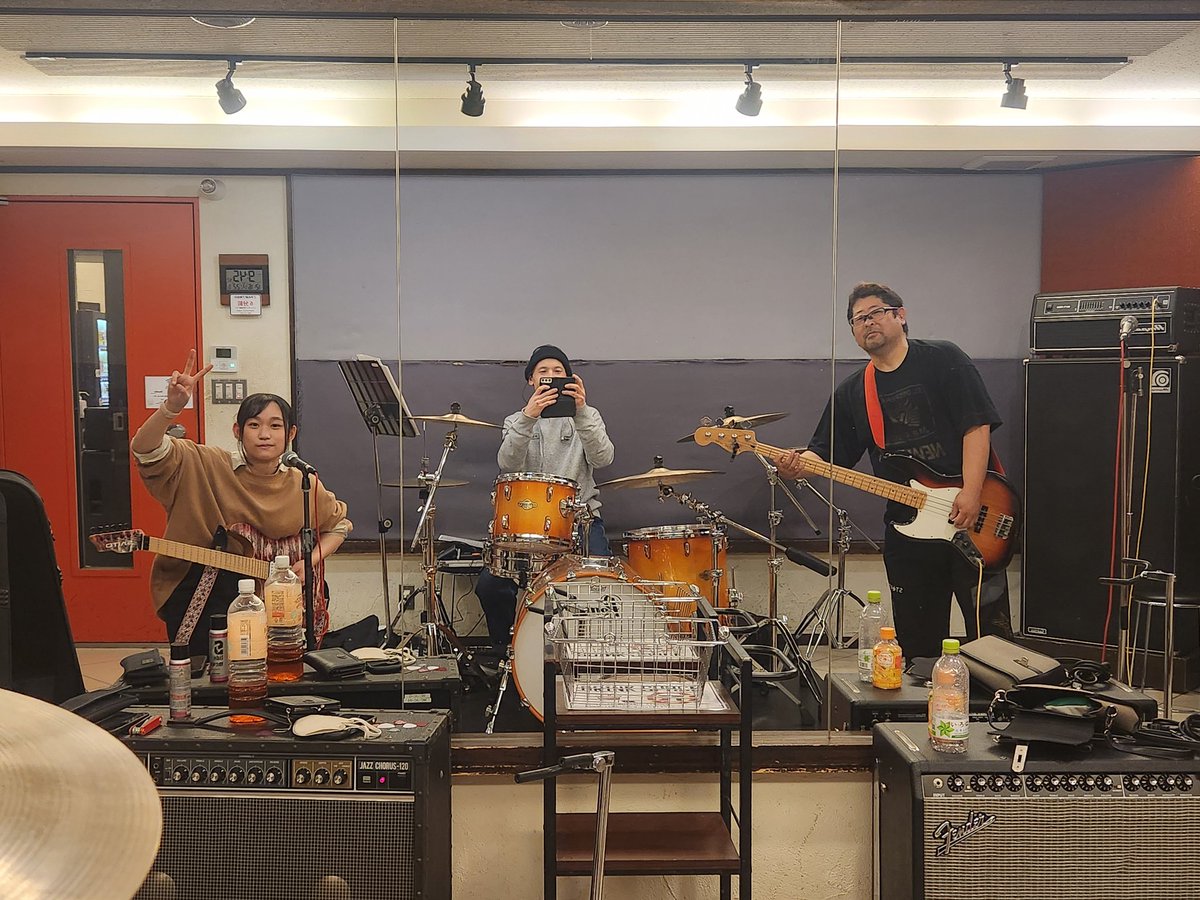 昨日はEmteaのshihoちゃんとHUBのマタンゴ氏と私でのリハでした。
1/20、21はHUBとアリカで叩かせて頂きます🥁
集まれたのが3人だったので謎の3ピースバンドになりましたけども
shihoちゃんは絶叫とアリカの曲も嬉しそうにギター弾きながら歌っていてリハっていうかオタクの楽しいオフ会でした笑