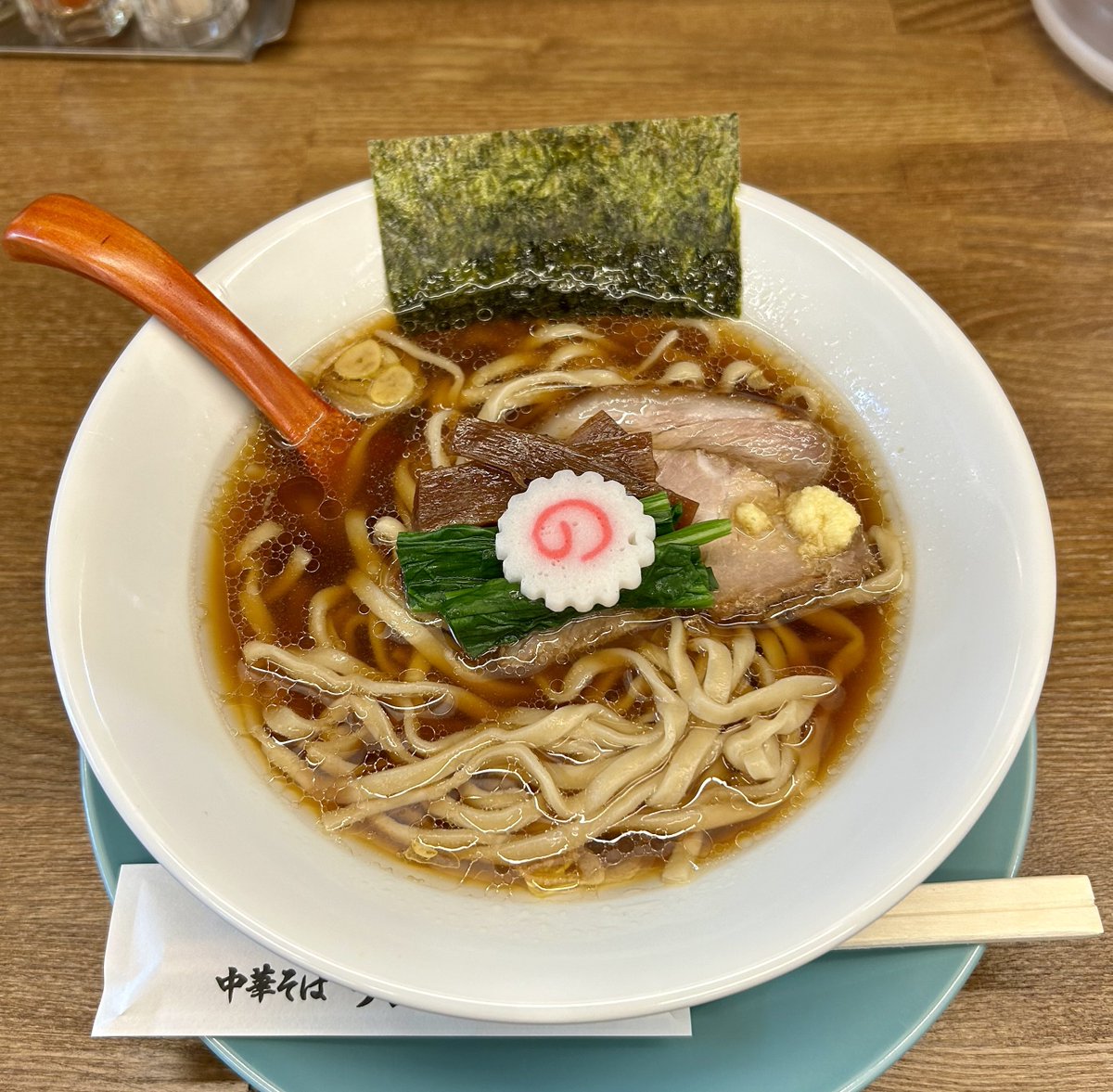 ［新店］西立川　中華そば うゑ田
生姜醤油そば

昼は生姜醤油、夜は背脂煮干のお店。動物に乾物の出汁が効いたスープ！香り立つタレにほんのり生姜を効かせます。
独特の歯応えの平打ちオーション麺。オールドスタイルのチャーシュー、色味の濃いメンマ。
遅ればせながら開店おめでとうございます！㊗️