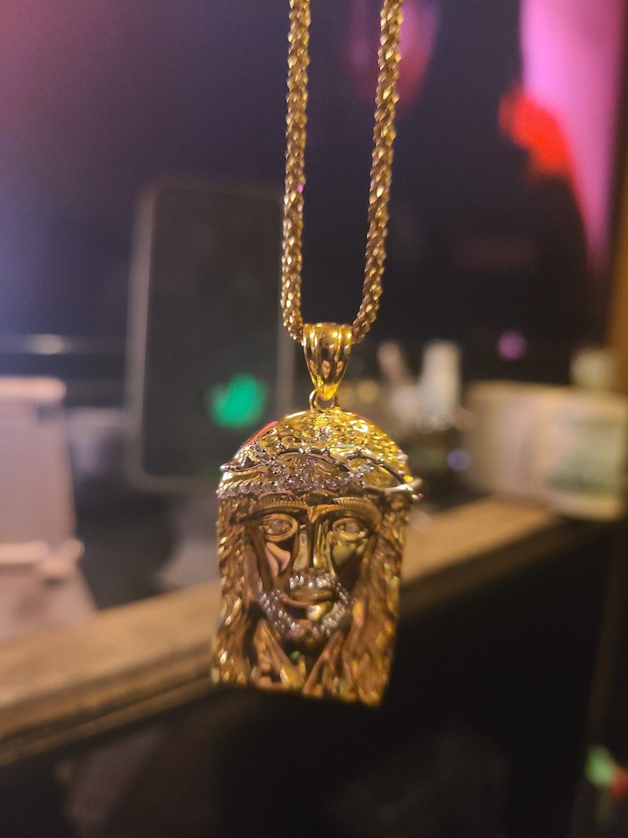 kushwitdembean's tweet image. 14k yellow gold Clear Diamond Jesus piece!! #jewelry #new #Jesus #jesuepiece #gold