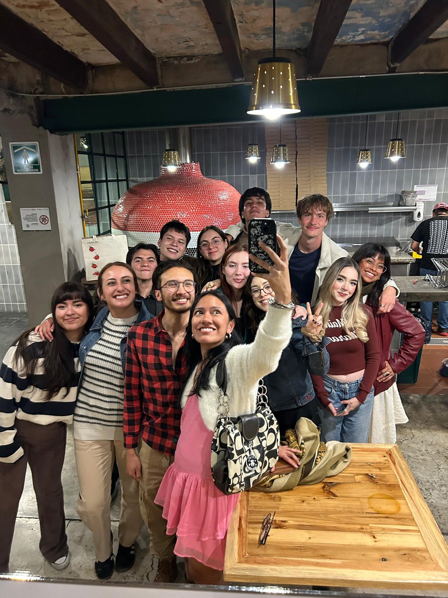 Anngelbask's tweet photo. Mis palabras para describir la enorme gratitud y felicidad que todos y cada unos de ellos ha traído a mi vida no son suficientes, pero sé que esto no es un adiós, es un hasta pronto…😓💔 https://t.co/7SQUmVe5i2