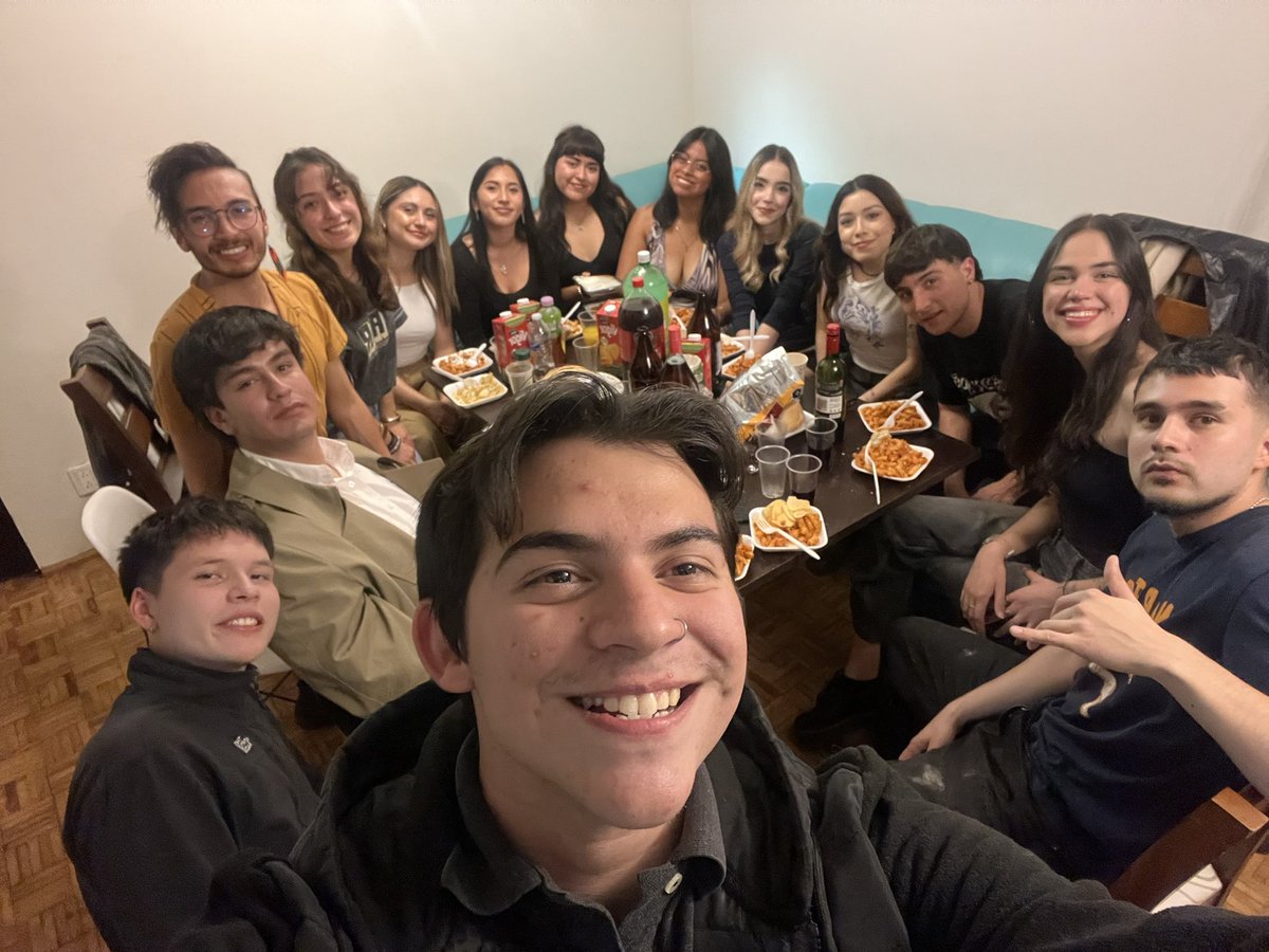 Anngelbask's tweet photo. Mis palabras para describir la enorme gratitud y felicidad que todos y cada unos de ellos ha traído a mi vida no son suficientes, pero sé que esto no es un adiós, es un hasta pronto…😓💔 https://t.co/7SQUmVe5i2