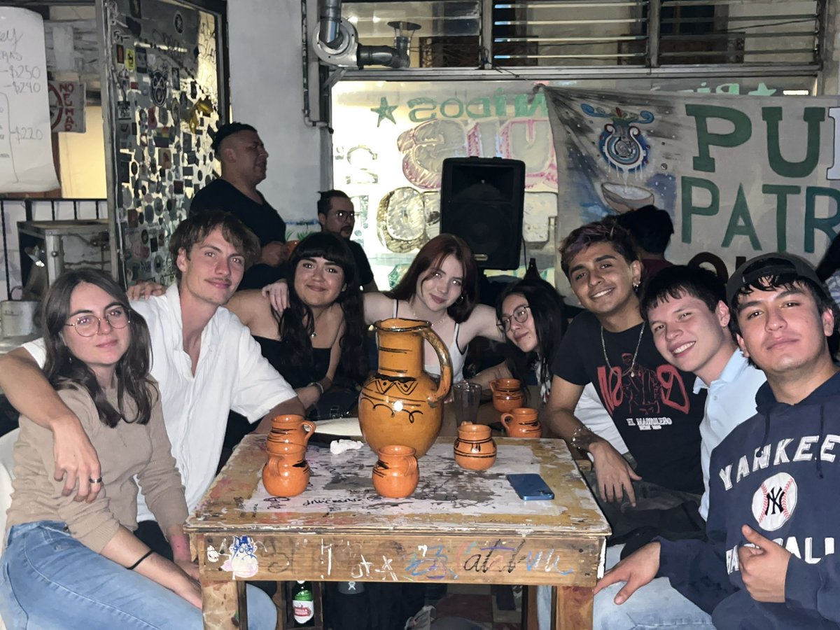 Anngelbask's tweet photo. Mis palabras para describir la enorme gratitud y felicidad que todos y cada unos de ellos ha traído a mi vida no son suficientes, pero sé que esto no es un adiós, es un hasta pronto…😓💔 https://t.co/7SQUmVe5i2