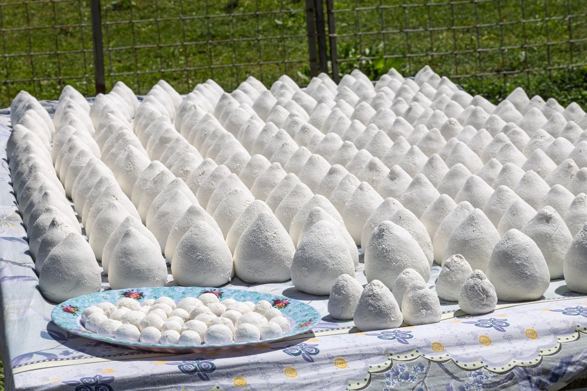 Unser #Bilddestages von: Pierre-Armand Dussex 

 Auf der Alm Khodzha-Obigarm in Tadschikistan reflektieren kleine, unberührte Erhebungen das klare Sonnenlicht. Auf einem ausgebreiteten Tuch warten sie auf den nächsten Kunden. 

postly.app/4Gyg