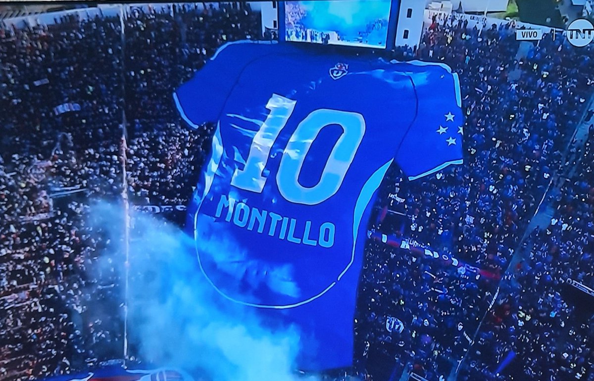 Miriam_VP64's tweet photo. Los de abajo jamas te olvidarán ❤️💙 @udechile https://t.co/suIwAj4pnZ