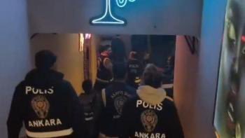 Ankara’da Büyük Fuhuş Operasyonu: 60 Tutuklama

Ankara’da gece kulübü ve telebar adı altında faaliyet gösteren 11 işletmeye yönelik yürütülen soruşturmada, kadınların tehdit ve baskıyla fuhuşa zorlandığı belirlendi. Operasyon kapsamında 81 şüpheli gözaltına alındı, adliyeye sevk