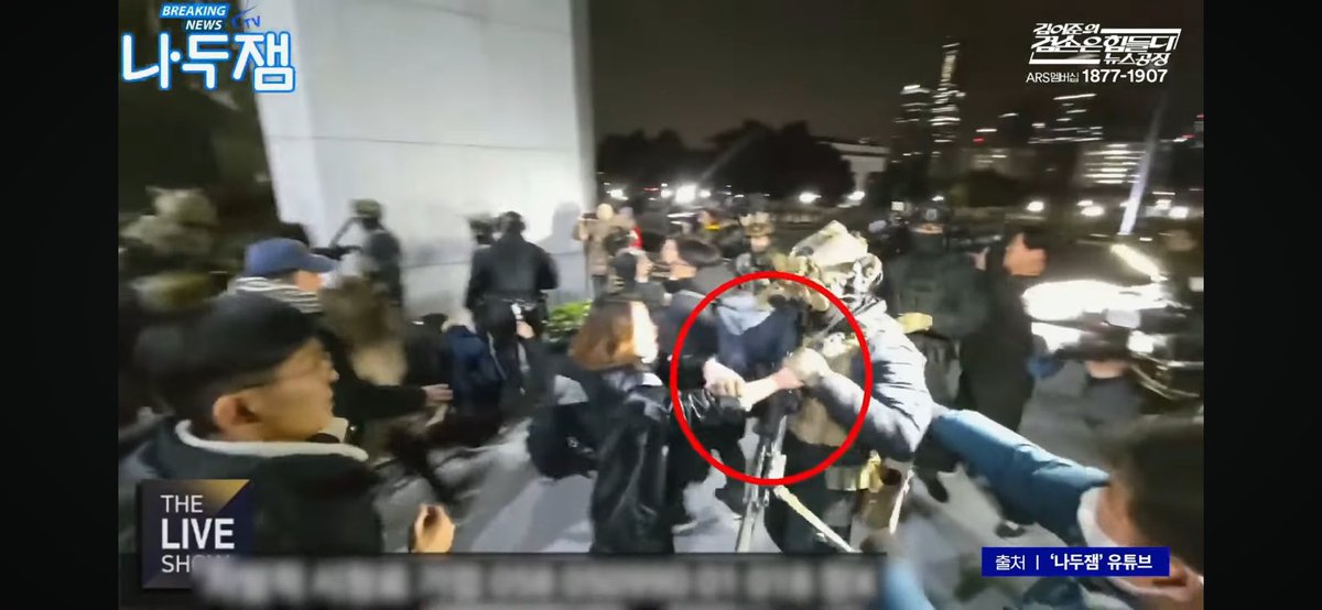 naanangnaang's tweet image. 안귀령 앞부분 영상나왔는데 계엄군이 안귀령을 먼저 끌고나감

안귀령은 “놓으라고! 놓으라고!!” 하면서 끌려감

뿌리치려고 몸싸움하다가 사진찍힌건데 안귀령이 화장하고 연출했다고 모욕함