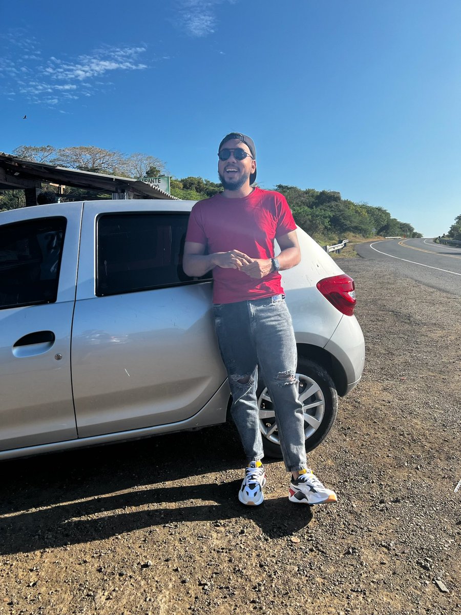 ¡NUNCA SUBESTIMES EL PODER DE UNA SONRISA!

A veces, detrás de una sonrisa se esconden historias profundas y emociones complejas. Sin embargo, esa misma sonrisa tiene la capacidad de iluminar los días más duros y oscuros, de ofrecer consuelo no solo a quienes nos rodean, sino