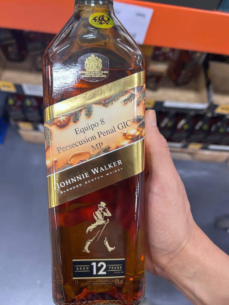 jovannagarcon's tweet image. Así va la Navidad en Gerona 🎄🤶🏻. En Pricesmart zona 5 estaban a la venta botellas con una etiqueta para el Equipo 8 de persecución penal del modelo de “Gestión Integral de Casos”, aquella unidad creada por Consuelo Porras en su primer periodo como fiscal. Una botella de estas…