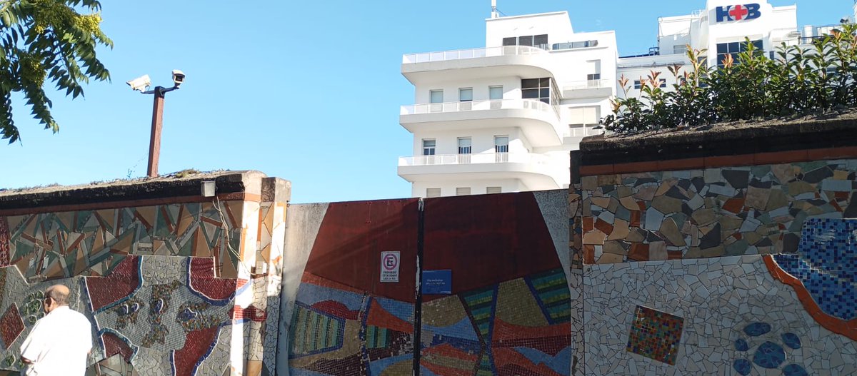 No puedo creer que desapareció el Jardín del Hospital Británico, lleno de pinos, muy inglés. Ese jardín que me recordaba a Charlie Feiling y a los poemas de Héctor Viel Temperley.