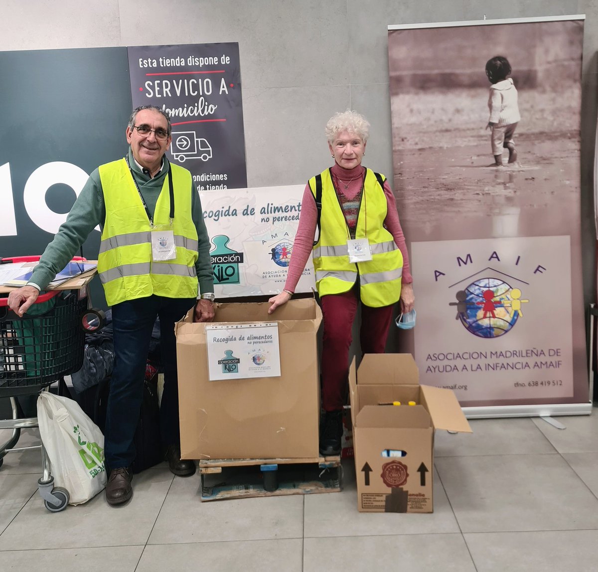 Operación Kilo Amaif 2025.
Hoy se recogieron 122,50 kg de alimentos en el supermercado Dia de la c/Juan Duque 28.

En el stand de Amaif estuvieron en turnos Carlos, Ricardo, Amando, Carmen, Ada y Pepe. 

Mañana por la mañana es el último día de recogida
de alimentos.