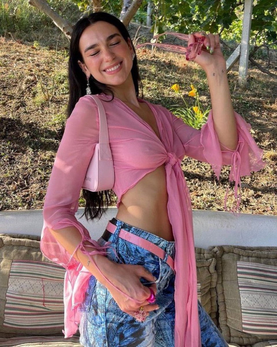 dualipafeeds's tweet photo. dua lipa is SO FINE… https://t.co/Jmsi9Q69kk