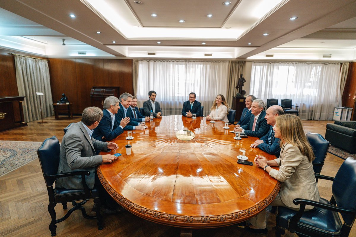Intenso día en Argentina junto al Presidente <a href="/JMilei/">Javier Milei</a> , su equipo económico y delegaciones empresariales. Seguridad, inmigración y reactivación económica son el corazón de nuestra agenda en Chile y el extranjero.
