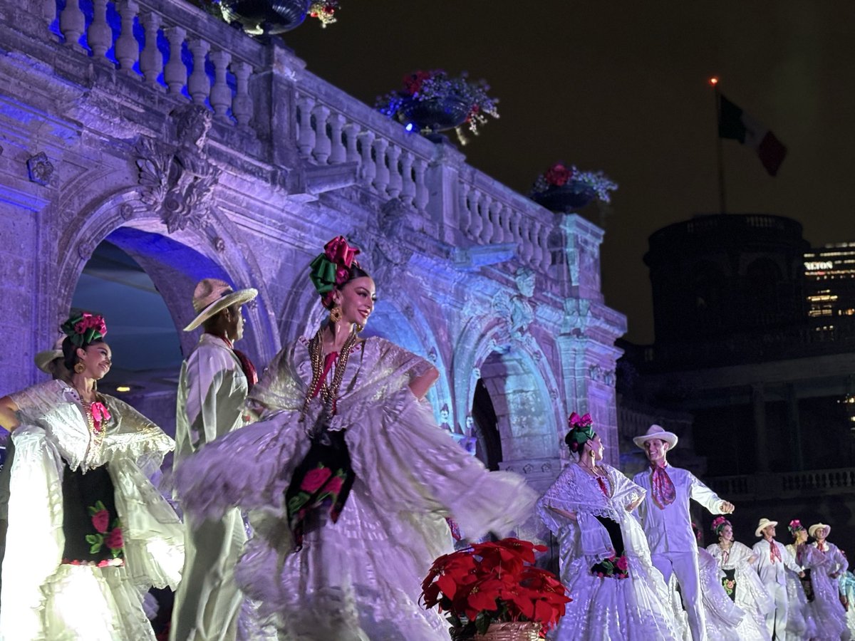 Hoy fue la presentación para prensa de #NavidadesEnMéxico del <a href="/BalletAmalia/">Ballet de Amalia Hdz</a> en la explanada del #CastilloDeChapultepec. Súper recomendable para esta época navideña y disfrutar de la tradición mexicana. Obvio boletos en <a href="/Ticketmaster_Me/">Ticketmaster México</a> del 25 de diciembre al 11 enero.
