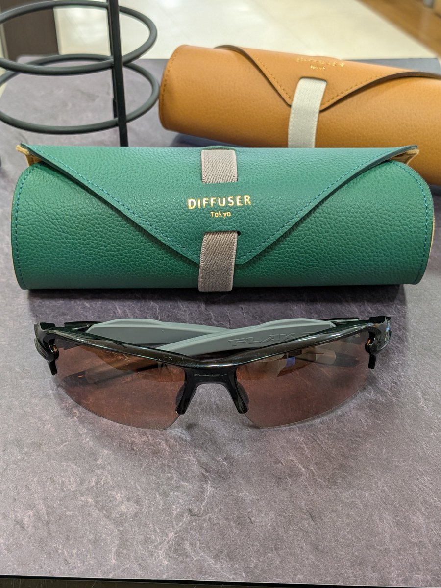 SIOJIRIpowers's tweet image. DIFFUSER SG1172 SHRINK LEATHER ROLL EYEWEAR CASE
上質なシュリンクレザー製のロール型ケース
ゴムベルトが伸びて大きなサングラスも入るのでクリスマスのプレゼントにもオススメです
4枚目は一緒に写っているオークリーのFLAK 2.0を入れた様子です
#DIFFUSER #メガネのシオジリ