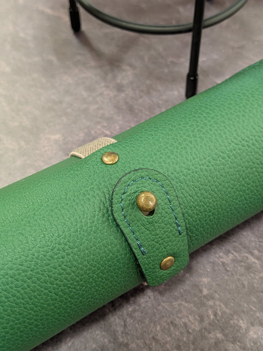 SIOJIRIpowers's tweet image. DIFFUSER SG1172 SHRINK LEATHER ROLL EYEWEAR CASE
上質なシュリンクレザー製のロール型ケース
ゴムベルトが伸びて大きなサングラスも入るのでクリスマスのプレゼントにもオススメです
4枚目は一緒に写っているオークリーのFLAK 2.0を入れた様子です
#DIFFUSER #メガネのシオジリ
